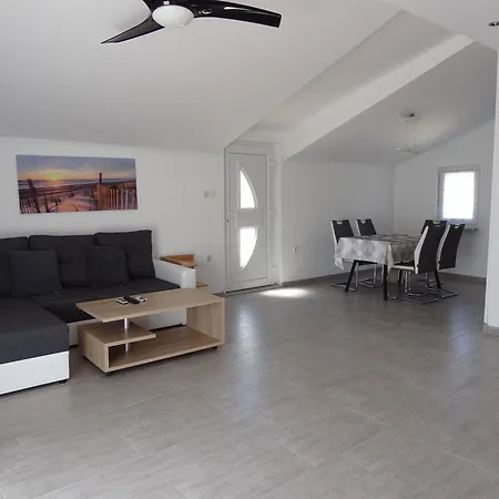 Tuan Apartment Vir